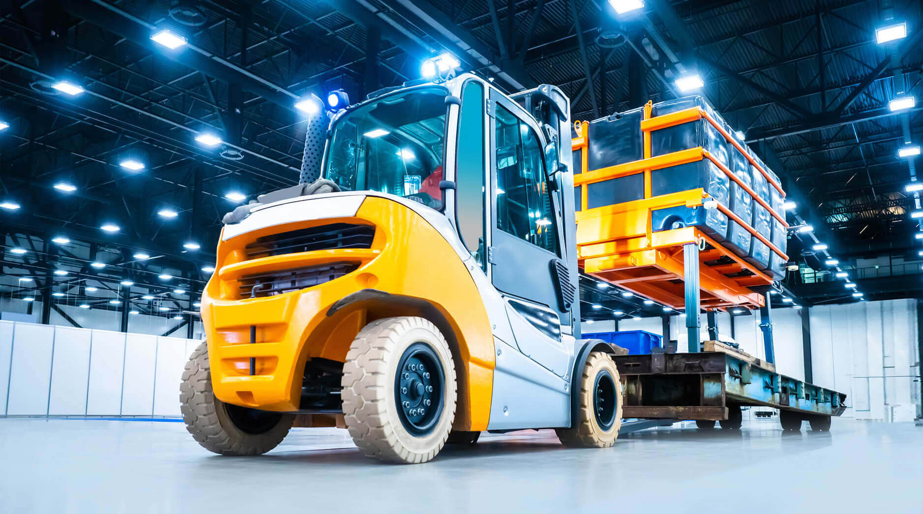 Żółty wózek widłowy na hali